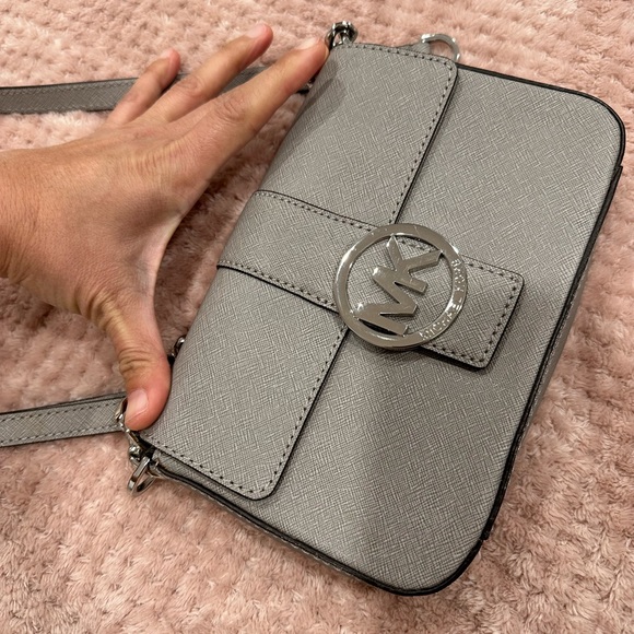 Cute MK crossbody, silver chain and logo. - Picture 2 of 4